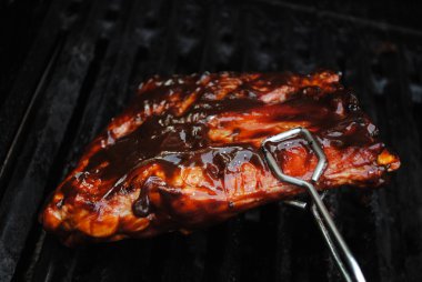 bir yaz lezzetli yemek için kızartıyorlar bebek geri kaburga