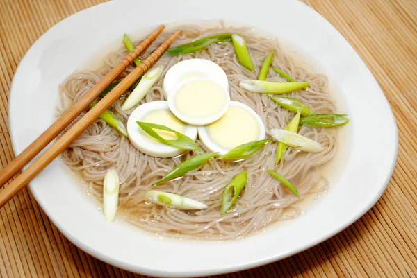 Asiatic Noodle Supa cu felii de ouă fierte — Fotografie, imagine de stoc