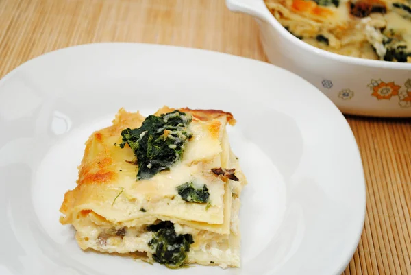 Baked Cheesy Spinach Lasagna with Cream Sauce — Stock Photo, Image