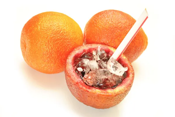 Zumo de naranja de sangre servido en una rina con hielo —  Fotos de Stock