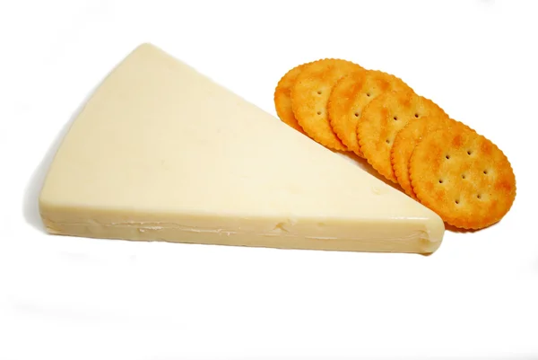 Mangiare formaggio saporito con cracker rotondi — Foto Stock