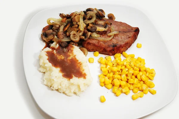 Steak-Dinner mit viel Gemüse — Stockfoto