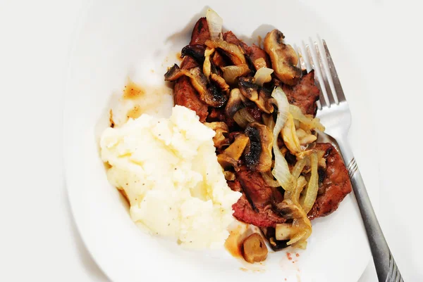 Purée de pommes de terre servie avec oignons et champignons — Photo