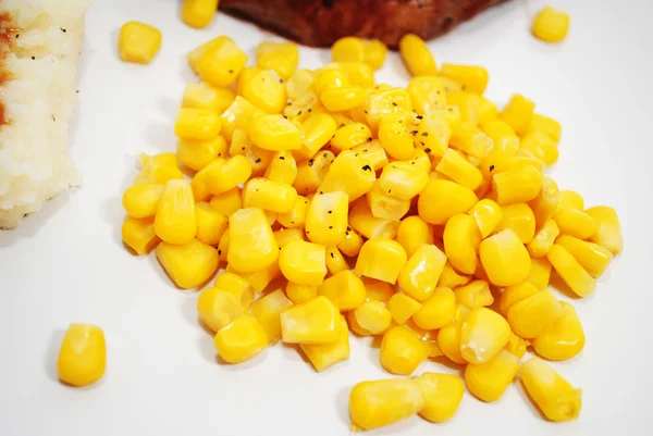 Milho amarelo servido como prato lateral — Fotografia de Stock