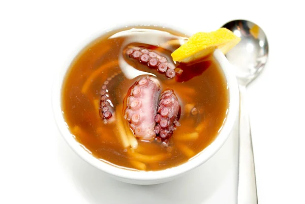 Sopa de fideos de pulpo fresco con una rebanada de limón — Foto de Stock