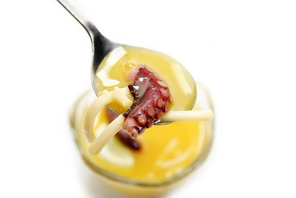 Sopa de fideos de pulpo en una cuchara — Foto de Stock