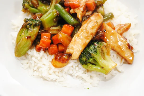 Mescolare pollo fritto e verdure servite sopra riso bianco — Foto Stock