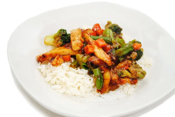 Beyaz pirinç servis tavuk ve sebze stir fry