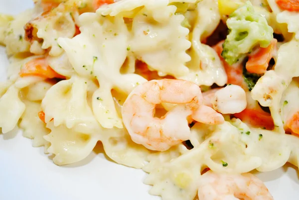 Shrimp and Vegetables with Creamy Garlic Sauce — Stock Photo, Image