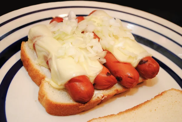 Sosisli sandviç sanwich peynir ve soğan ile — Stok fotoğraf