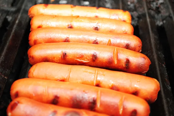 Piknik hotdogs vaření na rozpáleném grilu — Stock fotografie