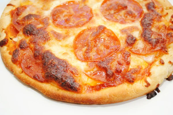 Primer plano de la pizza de pepperoni con queso tostado —  Fotos de Stock