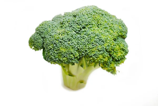 Raw fresco Broccoli Bunch su uno sfondo bianco — Foto Stock