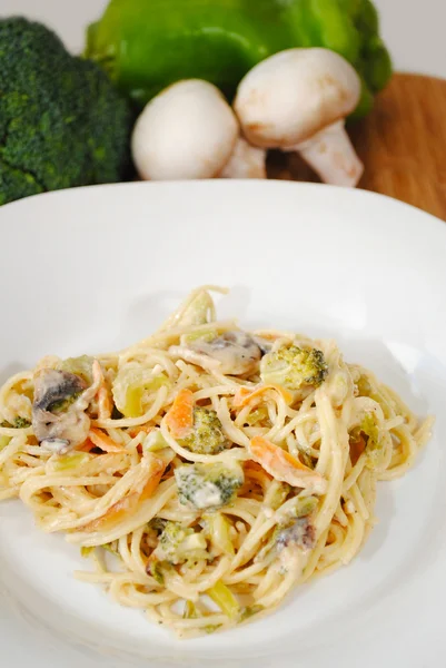 Serveren van pasta met verse groenten — Stockfoto