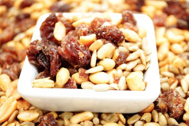 Üzümlü karışık somun trail mix
