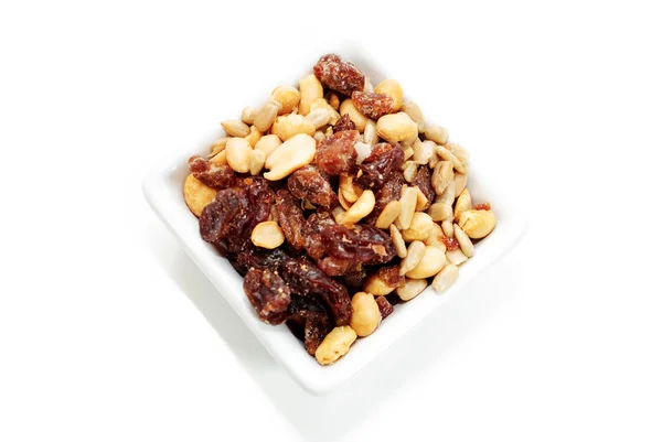 Raisins et noix mélangées dans un bol carré blanc — Photo