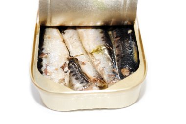 petrol üzerinde beyaz konserve sardalya