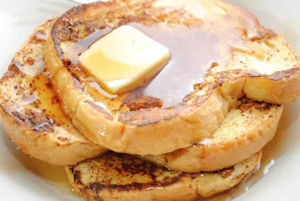 Närbild av franska toast med smör och sirap — Stockfoto