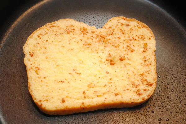 Niegotowane cynamonowe tosty francuskie na patelni smażyć — Zdjęcie stockowe