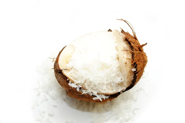 Coco quebrado com coco desfiado derramando para fora — Fotografia de Stock