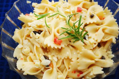 üstünde belgili tanımlık tepe-in makarna salata taze biberiye yakın çekim