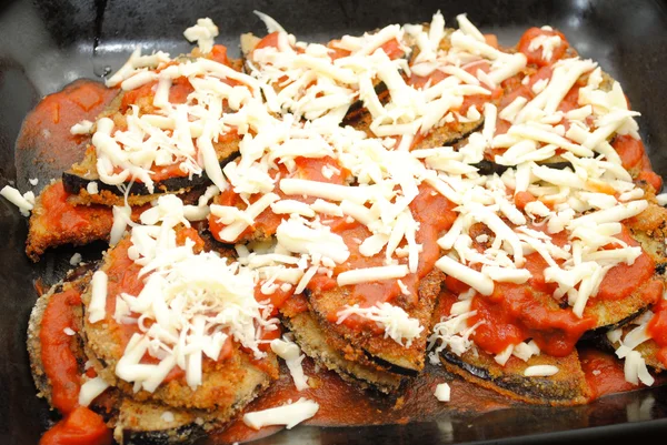 Close-Up of Eggplant Parmesan in a Black Baking Pan — Stock Photo, Image