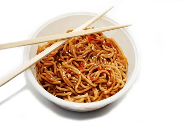Oriental Noodles într-un castron cu bețișoare — Fotografie, imagine de stoc
