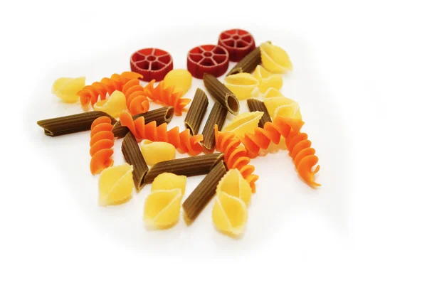 Verschillende smaak en gevormde veggie pasta over Wit — Stockfoto