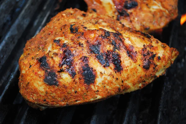 Close-up de um peito de frango nutritivo sendo grelhado — Fotografia de Stock