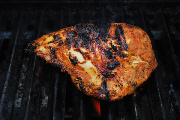 Croccanti petti di pollo biologico che cucinano su una griglia calda — Foto Stock