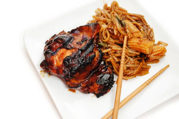 Chinese Vegetables and Noodles with Barbequed Chicken — Stock Photo, Image