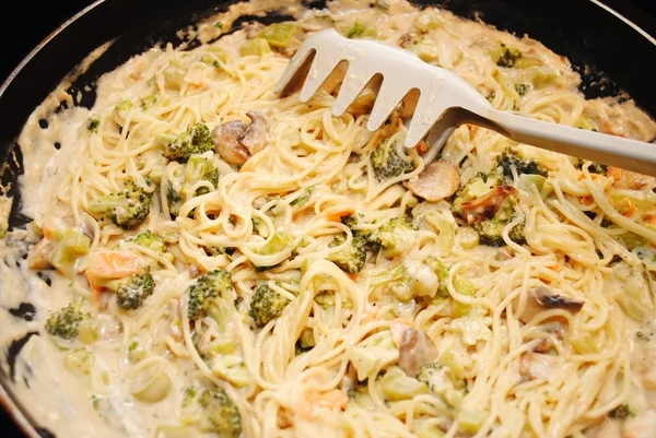 Cooking Pasta with Creamy Sauce with Vegetables — Stock Photo, Image