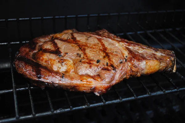 Perfekt grill linjer på en ekologisk nötstek — Stockfoto