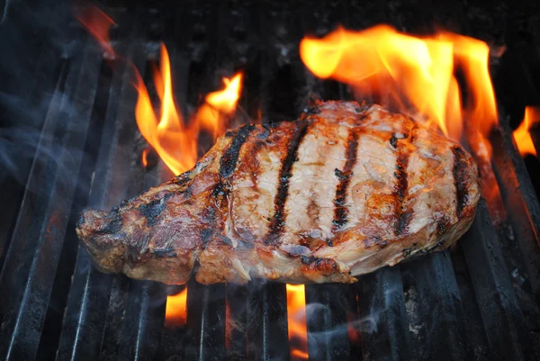 Φλόγα ψήσιμο στη σχάρα μια μπριζόλα άπαχο βοδινό κρέας — Φωτογραφία Αρχείου