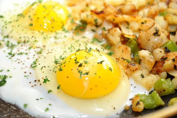 Yumurta ve bir tavada potates yakın çekim — Stok fotoğraf