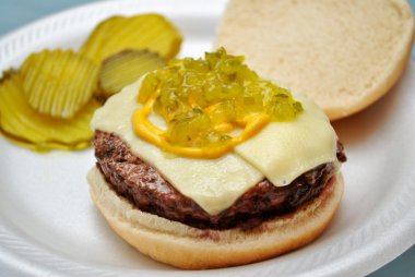çizburger relish, turşu ve hardal