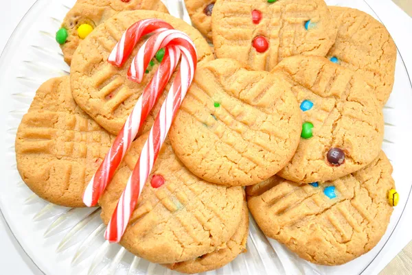 Deux cannes à bonbons sur les biscuits — Photo