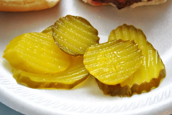 Des cornichons tranchés sur une assiette — Photo