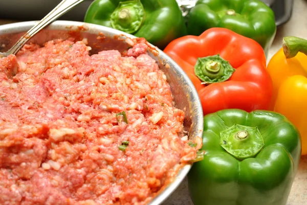 Füllung mit rohem Fleisch für Paprika — Stockfoto