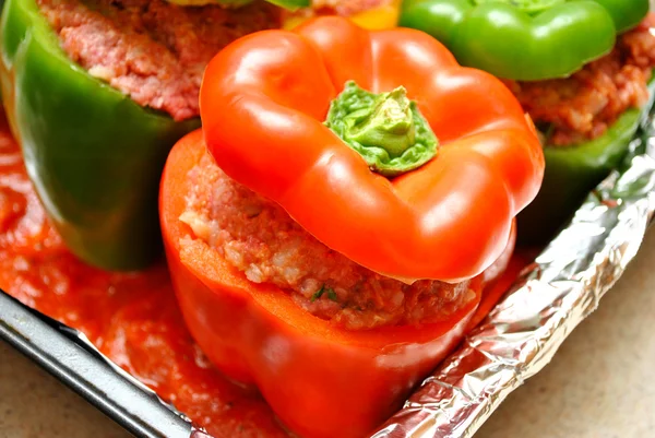 Pimienta roja rellena en una sartén — Foto de Stock