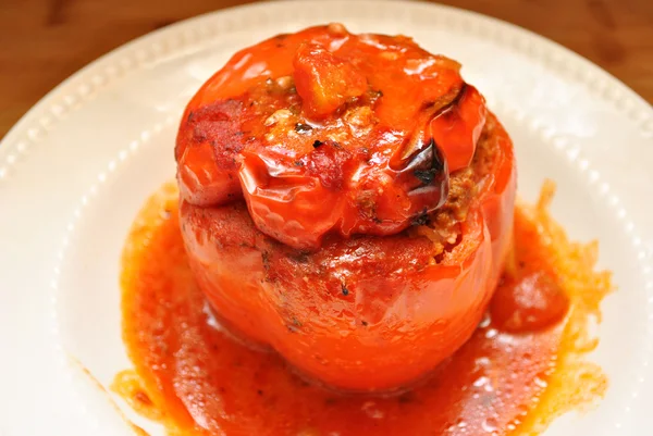 Un delicioso pimiento rojo relleno listo para comer —  Fotos de Stock