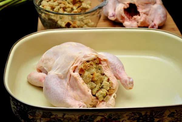 Frango recheado para assar em uma panela — Fotografia de Stock