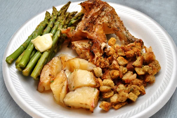 Un plato servido de una cena de pollo con relleno y verduras — Foto de Stock