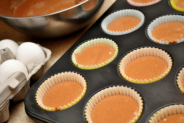 Het maken van zelfgemaakte chocolade cupcakes — Stockfoto