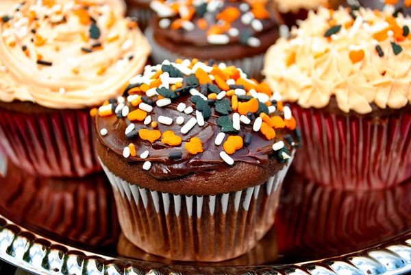 Chocolade halloween cupcakes met feestelijke hagelslag — Stockfoto