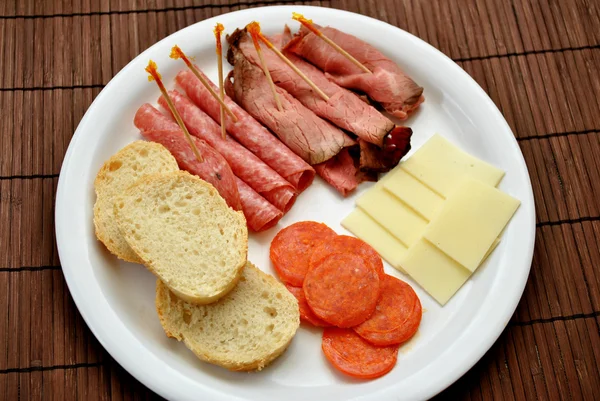Закуска из мясного и сырного деликатесов — стоковое фото