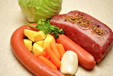 kielbasa ile sığır konservesi