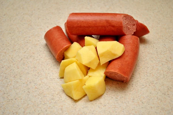 Kielbasa cruda e patate tagliate — Foto Stock