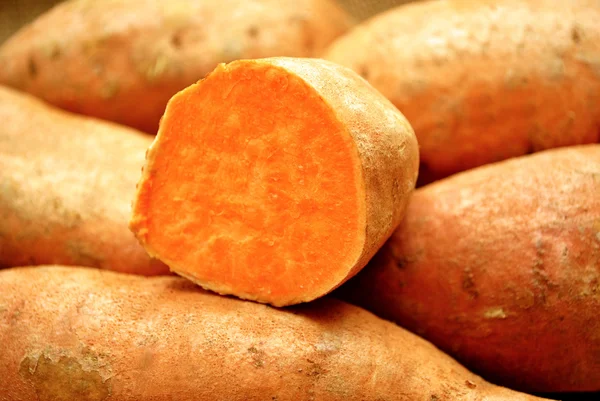 Close-up van een zoete aardappel in tweeën gesneden — Stockfoto