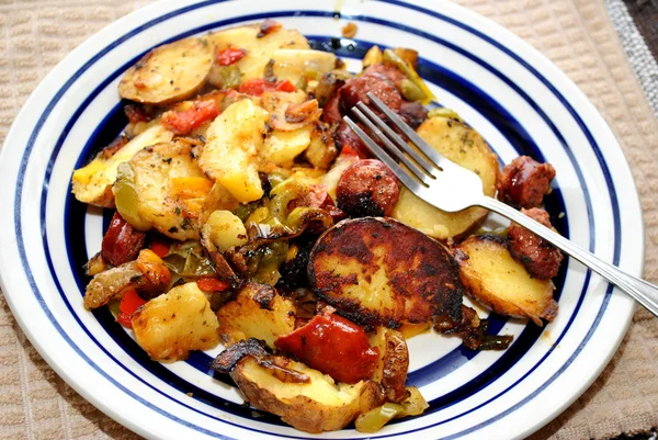 Bratkartoffeln und Keilbasa-Abendessen — Stockfoto